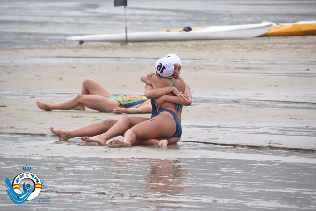 Dos socorristas se abrazan en la llegada de la prueba de ocean junior femenino.