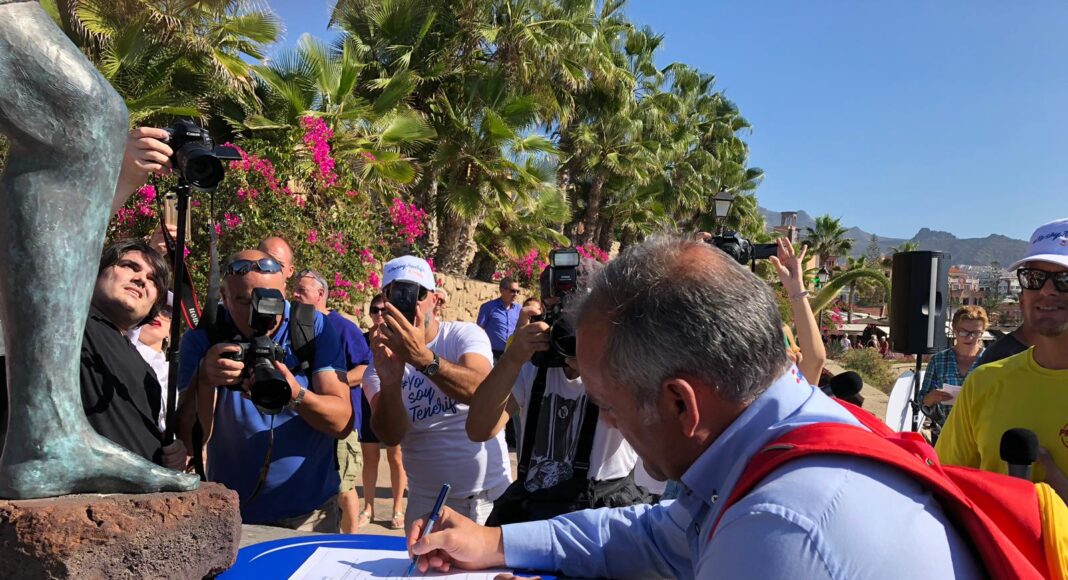José Miguel Rodríguez Ferrero firma la adhesión a #YosoyTenerife