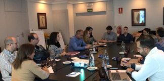 Los coordinadores de las comisiones y los miembros de la Junta Directiva de la Real Federación Española de Salvamento y Socorrismo durante la reunión en la que se expusieron las iniciativas para este año.