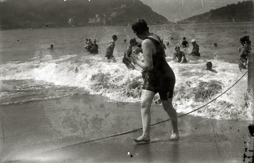 Bañistas en la playa de la concha con cuerdas para agarrarse en 1916 (Ricardo Martín. CC BY-SA. Fondo Foto Ricardo Martín-Kutxa_Fototeka)