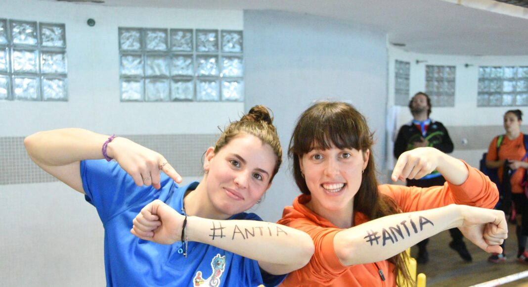 Las socorristas Nuria Payola e Isabel Costa recuerdan a su compañera Antía García Silva, que el año pasado batió el récord del mundo en 100 metros de remolque de maniquí con aletas absoluto femenino en el Abierto Internacional-Campeonato de España de Primavera y que este año no ha podido competir por estar lesionada. #SOSEuropeCup19