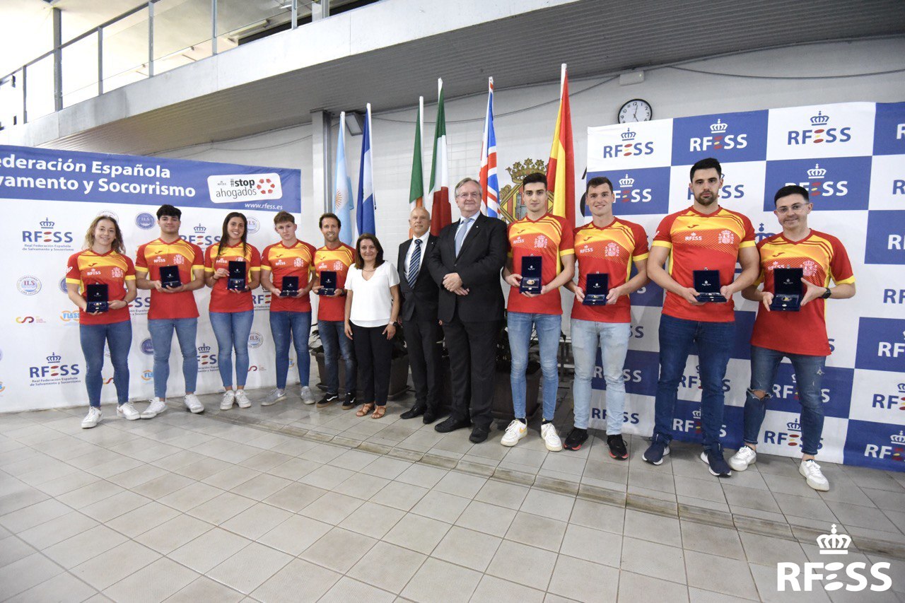Foto de familia de la entrega de la Medalla del Comité Olímpico Español a nueve socorristas de la Selección nacional de salvamento y socorrismo. Autor: Javier Sánchez-RFESS