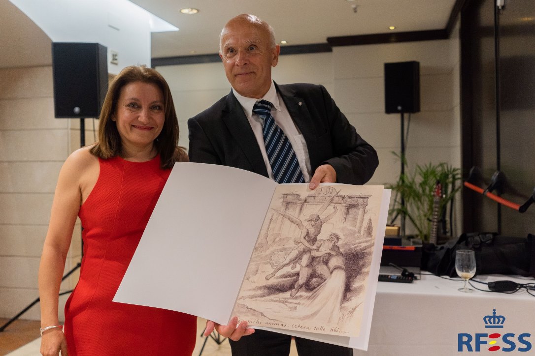 Detlev Mohr e Isabel García Sanz en el momento de la entrega del reconocimiento. AUTOR: Javier S. García-RFESS