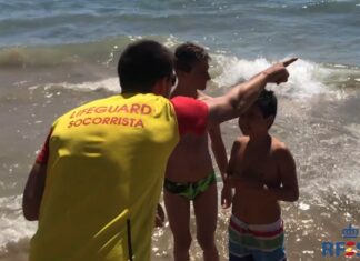 Un socorrista da consejos a una niños en una playa./RFESS