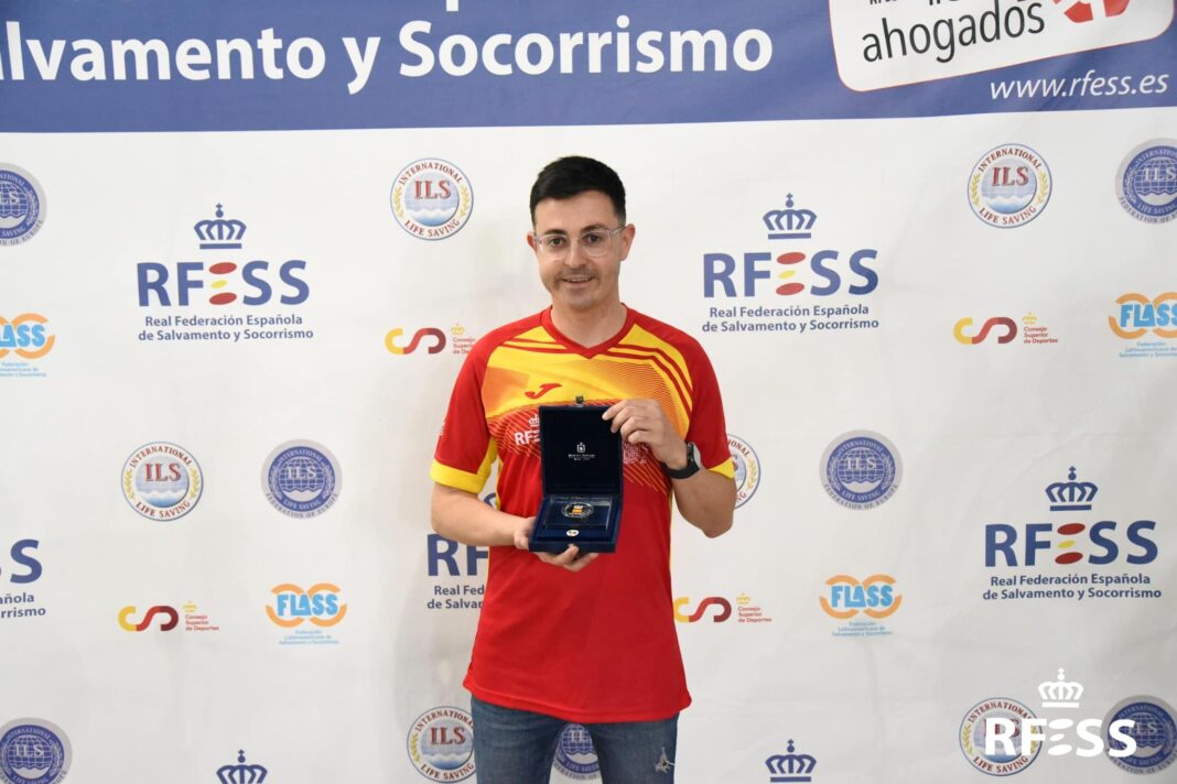 El Comité Olímpico Español concede la Medalla a Diego San Román Ortiz por una medalla de oro en el XIV Campeonato de Europa por Naciones de Salvamento y Socorrismo, celebrado en Castelló, con el primer puesto en la prueba de rescate con tabla de salvamento.