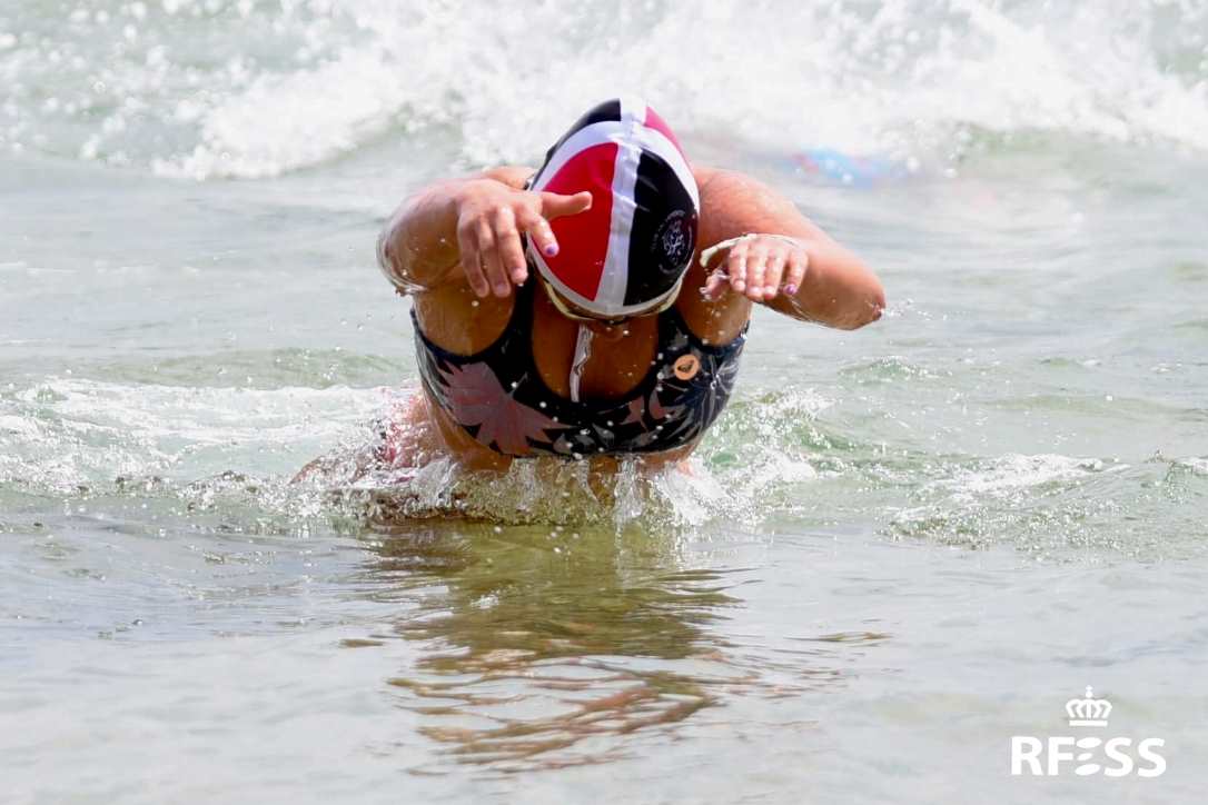 Una socorrista en la prueba de Nadar surf júnior femenina. Autor: Javier Sánchez-RFESS