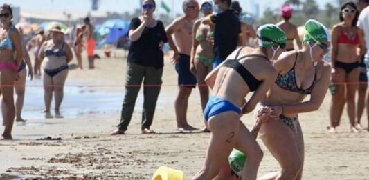 Dos socorristas andaluzas en una anterior edición del Campeonato de España por Comunidades Autónomas absoluto. AUTOR: Javier Sánchez-RFESS