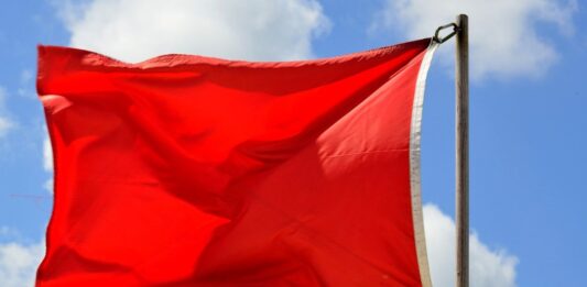 La bandera roja establece la prohibición del baño en el espacio acuático en la que se exhibe./PIXABAY