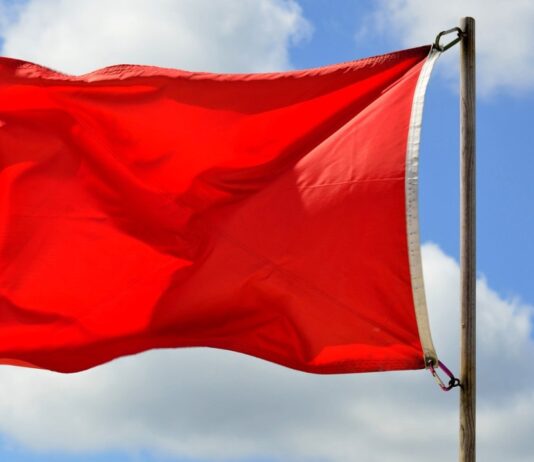 La bandera roja establece la prohibición del baño en el espacio acuático en la que se exhibe./PIXABAY