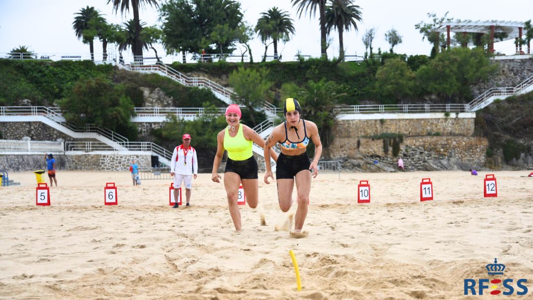 Dos socorristas femeninas se disputan la final de la prueba de Banderas en playa de la categoría juvenil en Santander. Autor: Javier Sánchez-RFESS