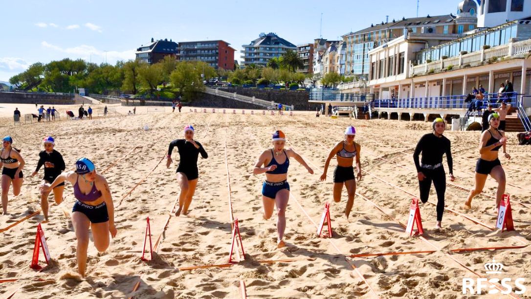 Deportistas absolutas femeninas disputan la prueba de Sprint playa durante la primera Spanish Spring Beach Cup. Autor: Javier Sánchez-RFESS