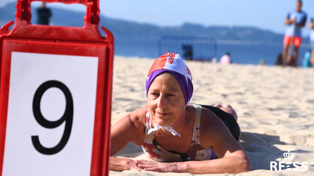 Un momento antes del inicio de la prueba de banderas en la playa de la categoría máster femenina en la Playa de Silgar, de Sanxenxo (Pontevedra). AUTOR: Javier Sánchez-RFESS