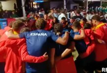 La delegación española celebra el palmarés obtenido en el Campeonato del Mundo de Australia, que consolida a España en la élite del salvamento y socorrismo mundial con doce metales./RFESS