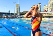 Yael Mantecón Ruiz-Santaquiteria, socorrista integrante de la Selección nacional júnior que se hizo con seis metalles, un oro, dos platas y tres bronces, en el Mundial de 2024 en Australia, porta el bañador y gorro de la nueva equipación disponible a la venta en la tienda en línea de la Federación./RFESS