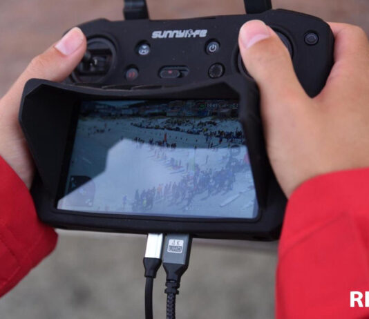 Un operador vuela el dron y sigue la imagen desde la pantalla en una competición de playa. Autor: Javier Sánchez-RFESS