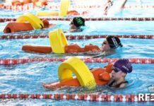 Socorristas femeninas clican el tubo de rescate alrededor del maniquí para iniciar el remolque en la prueba de 100 metros socorrista en el Pabellón Esperanza Lag de Elche (Alicante) durante la segunda edición de la Spanish Cup. Autor: Javier Sánchez/RFESS