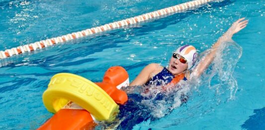 Una socorrista juvenil femenina arrastra el maniquí con el tubo de rescate durante la prueba de 100 metros socorrista en la III Spanish Cup. Autor: Javier Sánchez-RFESS