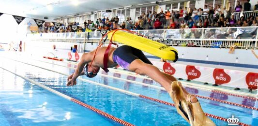 Un socorrista juvenil realiza una salida durante la II Kids Spanish Cup-XXXVIII Campeonato de España Infantil y Cadete de Invierno celebrada en Elche en diciembre de 2023. AUTOR: Javier Sánchez-RFESS