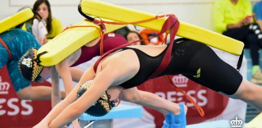 Un momento de la salida de la prueba de 100 metros socorrista cadete femenina durante la segunda edición de la Kids Spanish Cup-XXXVIII Campeonato de España Infantil y Cadete de Invierno. AUTOR: Javier Sánchez-RFESS