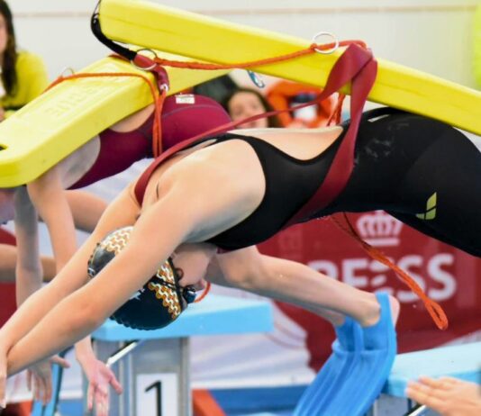 Un momento de la salida de la prueba de 100 metros socorrista cadete femenina durante la segunda edición de la Kids Spanish Cup-XXXVIII Campeonato de España Infantil y Cadete de Invierno. AUTOR: Javier Sánchez-RFESS