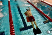 Una socorrista se prepara para la salida de la prueba de 100 metros socorrista infantil en la Piscina Municipal Carballo Calero durante la III Kids Spanish Cup. AUTOR: Javier Sánchez-RFESS