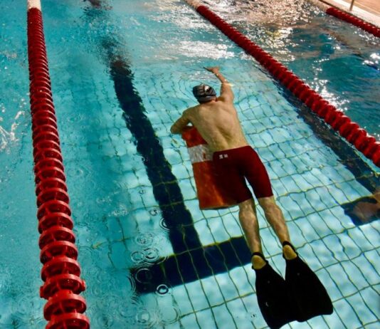 Una socorrista se prepara para la salida de la prueba de 100 metros socorrista infantil en la Piscina Municipal Carballo Calero durante la III Kids Spanish Cup. AUTOR: Javier Sánchez-RFESS