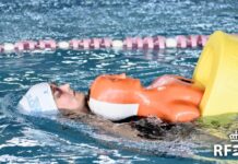 Una socorrista en la Piscina del Complejo Deportivo Campos Góticos, de Palencia, en la undécima edición del Campeonato de España Máster de Piscina. AUTOR: Javier Sánchez-RFESS