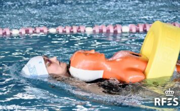 Una socorrista en la Piscina del Complejo Deportivo Campos Góticos, de Palencia, en la undécima edición del Campeonato de España Máster de Piscina. AUTOR: Javier Sánchez-RFESS