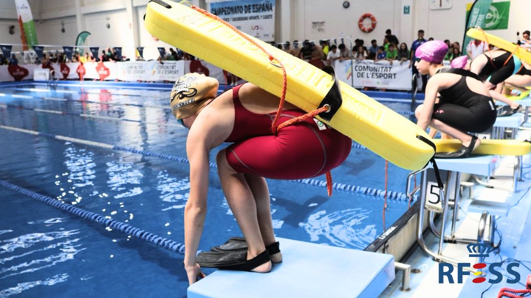 Socorristas femeninas disputan una prueba durante la última edición del Campeonato de España Infantil y Cadete de Primavera celebrada en Bétera en 2024. AUTORA: Rosana Fuset/RFESS