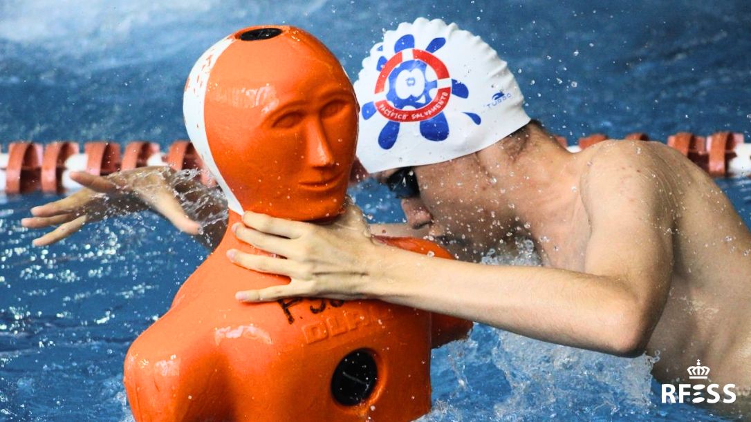Un socorrista juvenil realizan realiza un remolque de maniquí de salvamento durante el XII Spanish Open. Autora: Rosana Fuset-RFESS