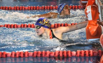 Socorristas femeninas disputan una prueba de salvamento y socorrismo durante el XIII Spanish Open celebrado en la Piscina Municipal Ciudad Deportiva de Torrevieja. Autora: Rosana Fuset-RFESS