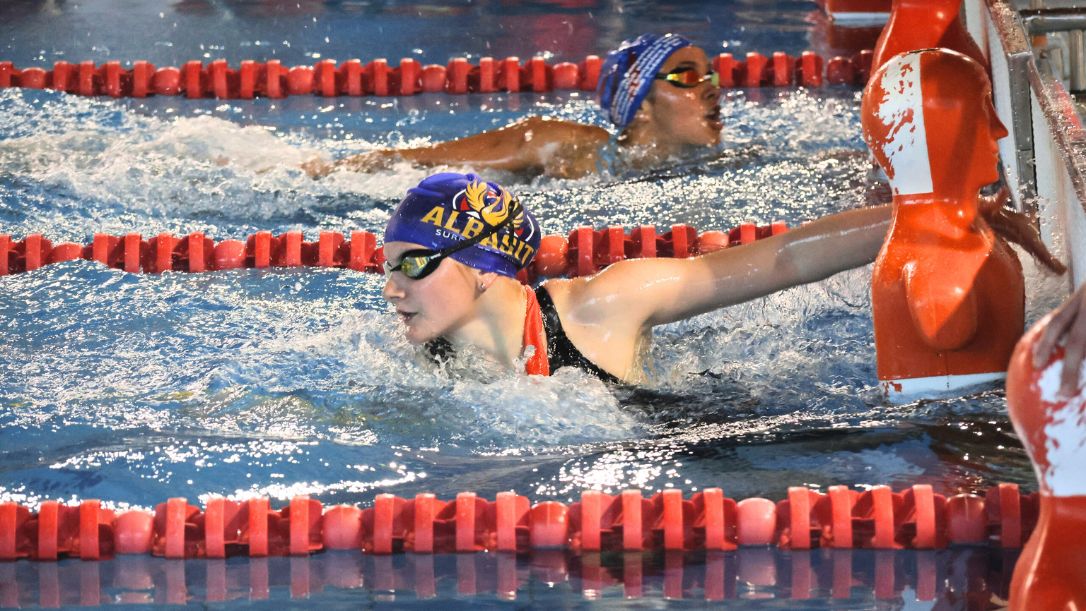 Socorristas femeninas disputan una prueba de salvamento y socorrismo durante el XIII Spanish Open celebrado en la Piscina Municipal Ciudad Deportiva de Torrevieja. Autora: Rosana Fuset-RFESS