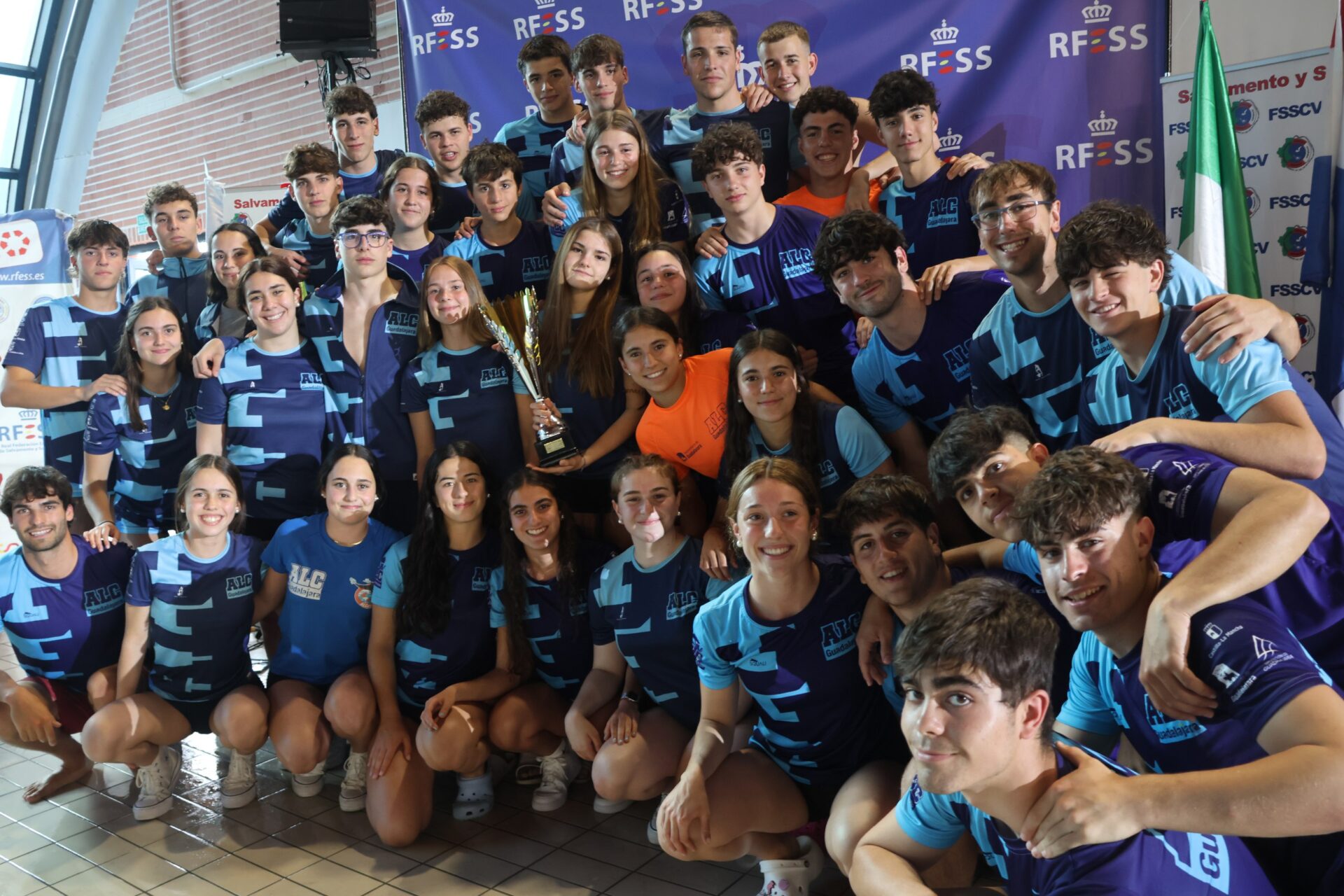 Deportistas del equipo del Club Alcarreño de Salvamento y Socorrismo junto al trofeo de campeón del Campeonato de España de Primavera en Torrevieja. Autora: Rosana Fuset-RFESS