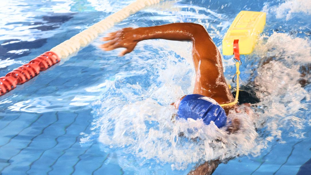 Un deportista porta el tubo de salvamento para realizar el remolque de maniquí durante la edición del Spanish Open de Torrevieja en mayo de 2025. Autora: Rosana Fuset-RFESS