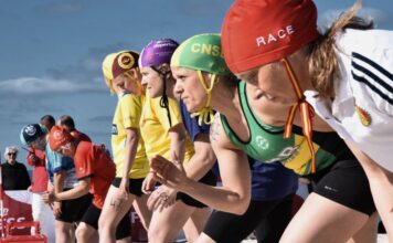 Socorristas femeninas se preparan para la salida de la prueba Sprint playa durante la última edición del Campeonato de España Máster de Playa celebrado en Sanxenxo (Pontevedra). Autor: Javier Sánchez-RFESS