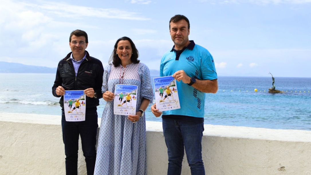 La vicepresidenta de la RFESS y presidenta de la FESSGA, Nuria Rodríguez, el concejal de Turismo y Playas de Sanxenxo, Juan Deza, y el presidente del Club Salvamento Sanxenxo, Jesús López, durante la presentación del evento en la Playa de Silgar./RFESS