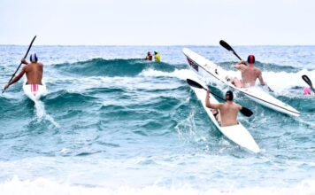 Deportistas maculinos compiten con intensidad en una de las pruebas de la II Copa de España Internacional de Verano de Playa, celebrada en 2024 en la playa de Ris, en Noja. Autor: Javier Sánchez -RFESS