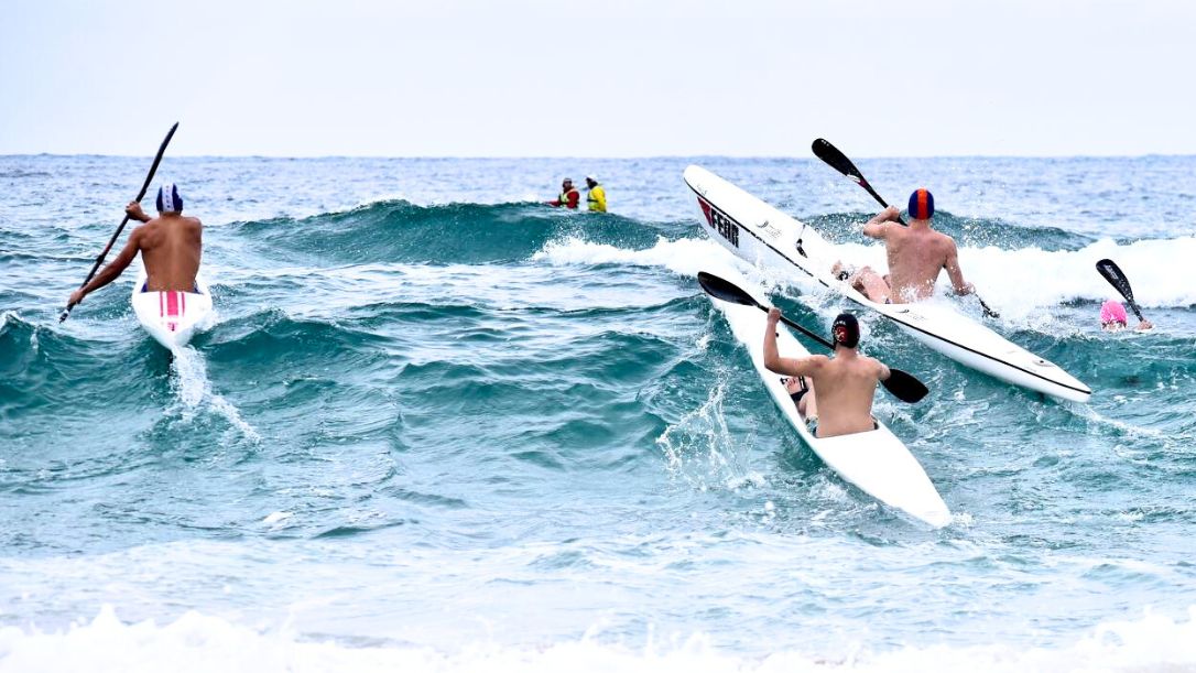 Deportistas maculinos compiten con intensidad en una de las pruebas de la II Copa de España Internacional de Verano de Playa, celebrada en 2024 en la playa de Ris, en Noja. Autor: Javier Sánchez -RFESS