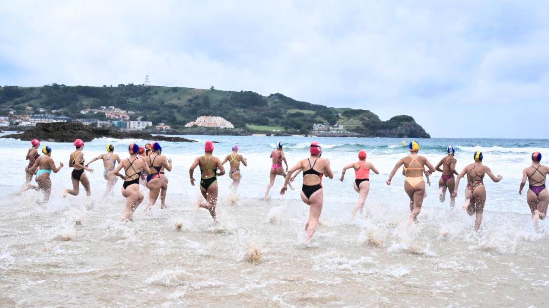 Salida en la prueba de Nadar surf femenina durante la primera edición de la Spanish Summer Beach Cup celebrada Cantabria. Autor: Javier Sánchez-RFESS