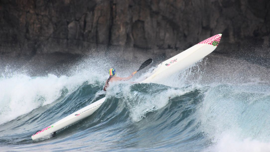 Una socorrista encara el impacto de una ola mientras impulsa su ski en plena carrera durante la segunda edición de la Spanish Summer Beach Cup celebrada Noja. Autora: Rosana Fuset-RFESS