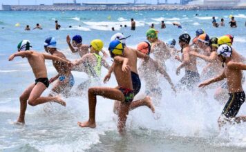 Socorristas realizan la salida de la prueba de nadar surf para adentrarse en la Playa del Gurugú de Castelló durante la última edición del Campeonato de España Infantil y Cadete de Verano en 2024. Autor: Javier Sánchez-RFESS
