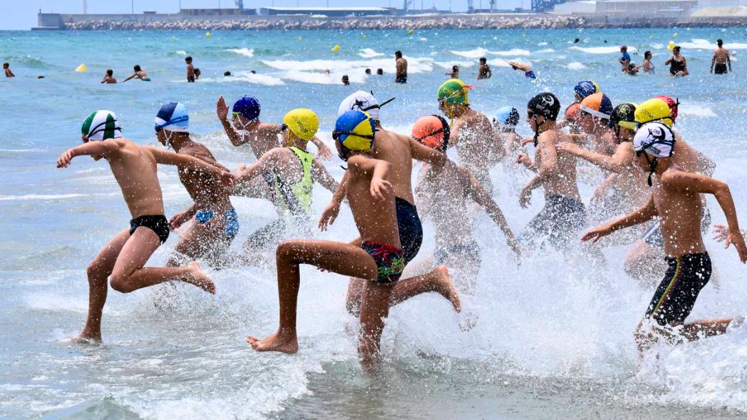 Socorristas realizan la salida de la prueba de nadar surf para adentrarse en la Playa del Gurugú de Castelló durante la última edición del Campeonato de España Infantil y Cadete de Verano en 2024. Autor: Javier Sánchez-RFESS