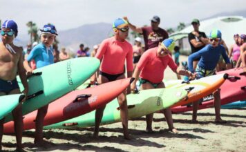 Socorristas se preparan para una salida en una de las pruebas de aguas abiertas en la Playa del Gurugú de Castelló durante la última edición del Campeonato de España Benjamín y Alevín en 2024. Autor: Pablo Rodríguez-RFESS
