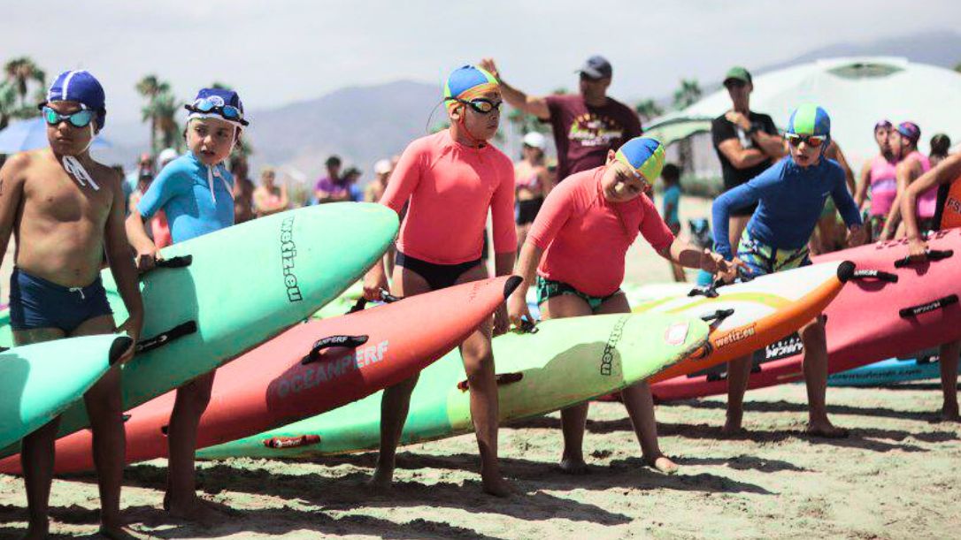 Socorristas se preparan para una salida en una de las pruebas de aguas abiertas en la Playa del Gurugú de Castelló durante la última edición del Campeonato de España Benjamín y Alevín en 2024. Autor: Pablo Rodríguez-RFESS
