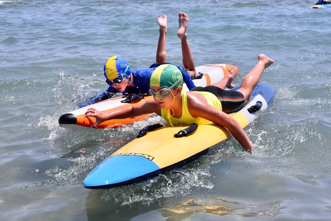 Un momento durante la prueba de Carrera con nipper durante el XII Campeonato de España de Benjamín y XX Alevín de Verano de salvamento y socorrismo celebrado en la Playa del Gurugú de Castelló. Autor: Javier Sánchez-RFESS