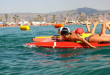 La RFESS alerta: el riesgo de ahogamiento no acaba con el verano Socorristas femeninas disputan la prueba carrera con tabla de salvamento de durante el XXXVII Campeonato de España Infantil y Cadete de Verano de salvamento y socorrismo celebrado en julio de 2025. Autora: Alex Abati-RFESS