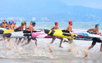 Socorristas absolutos realizan la salida de la prueba de carrera con tabla de salvamento durante el XXXVII Campeonato de España de Verano de Salvamento y Socorrismo en la Playa del Gurugú. Autora: Rosana Fuset -RFESS
