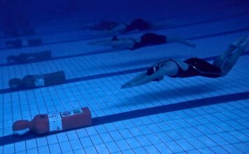 Socorristas femeninas en acción para iniciar el remolque de maniquí en plena prueba de salvamento y socorrismo. Autor: Javier Sánchez-RFESS